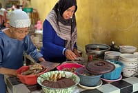Rukiyah (73) yang karib disapa Bu Iru dibantu salah satu anak perempuannya sedang menyajikan Soto KTL kepada pelanggan di warung sederhananya yang berlokasi di Kelurahan Kauman Wiradesa, Kamis (23/4/26).