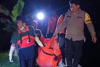 Polisi dan relawan BPBD Kota Pekalongan mengevakuasi jasad tanpa identitas dari areal tambak di wilayah Slamaran, Rabu (22/4/26).
