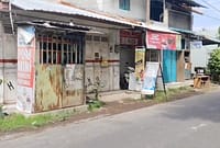 Toko kelontong milik Jamilah (57) yang menjadi korban dugaan perampokan di Jalan Maninjau Kota Pekalongan dalam keadaan sepi dan tertutup rapat, Jum'at (1/5/26).
