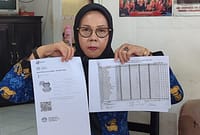 Kepala SDN Banjaranyar 01 Sri Umbartriningsih memperlihatkan sejumlah bukti yang siap disampaikan ke penyidik Polres Pemalang setelah kasusnya bergulir ke ranah hukum, Sabtu (2/5/26).
