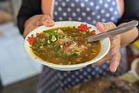 Satu mangkuk soto tauto siap disajikan ke pelanggan di warung soto tauto Bu Mah yang berlokasi di Jalan Patriot, Kota Pekalongan (Achmad Udin/kanalplus.id)