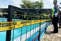 Polisi memasang garis kuning dan menutup operasional kolam renang RA Lodaya di Desa Lodaya, Kecamatan Randudongkal, Kabupaten Pemalang guna kepentingan penyelidikan lebih lanjut, Senin (4/5/26).