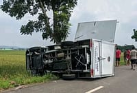Penampakan mobil SPPG terguling di Jalan Raya Kaibahan Kecamatan Kesesi, Selasa (5/5/26). Foto : Istimewa