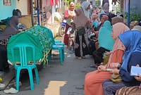 Kerabat dan warga Gang Gotong-royong, Kelurahan Poncol, Kota Pekalongan sedang bertakziah dan berdoa di depan rumah duka pasca kejadian tragis semalam, Senin (11/5/26).