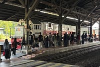 Penumpang kereta api turun di Stasiun Pekalongan menjelang libur panjang selama empat hari perayaan Hari Kenaikan Isa Almasih, Senin (11/5/26).