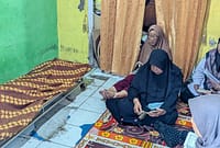 Kerabat dan tetangga korban pembunuhan oleh anak kandungnya sendiri di Gang Gotong-royong, Kelurahan Poncol, Kota Pekalongan, berdoa di rumah duka, Senin (11/5/26).