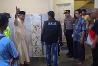 Tim Inafis Polres Pekalongan saat melakukan olah TKP di tempat wudlu sebuah musala di Kecamatan Karanganyar, Senin (11/5/26).