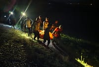 Petugas gabungan mengevakuasi korban ketemper kereta api di wilayah Kecamatan Tulis, Selasa (12/5/26).