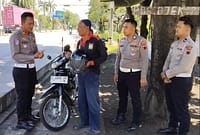 Anggota Satlantas Polres Batang memberikan pembinaan kepada Muhidin (73) yang ternyata seorang tukang ojek pangkalan lanjut usia asal Kota Pekalongan yang viral karena masuk Jalan Tol Batang-Semarang di KM 352, Selasa (19/5/26). Foto : Istimewa
