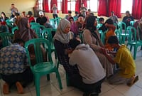Sejumlah siswa yang terlibat dalam aksi konvoi yang belakangan viral bersimpuh dan meminta maaf kepada orang tua masing-masing, Rabu (20/5/26).