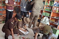 Tim gabungan menggeledah sejumlah warung di wilayah Kabupaten Batang dalam kegiatan operasi atau razia rokok ilegal yang dilakukan, Selasa (26/5/26). Foto : Istimewa