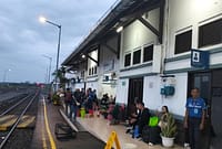 Antrean penumpang menunggu kereta api di Stasiun Batang mulai membludak dibanding hari biasanya di momen menjelang Lebaran Idul Adha, Selasa (26/5/26). Foto Istimewa