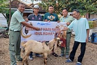 Perwakilan BDC Safari Beach Jateng, Octavianus BW Danu menyerahkan satu ekor kambing kepada panitia kurban Desa Klidanglor, Selasa (26/5/26). Foto : Istimewa