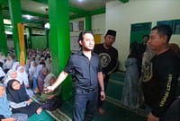 Ketua Umum Organisasi Yakuza Maneges, Gus Thuba dan puluhan anggotanya mendatangi Ponpes Padepokan Padang Ati di Jalan KH A Fadlun, Simbangkulon, Pekalongan, Rabu (27/5/26).
