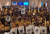 Yoyok Riyo Sudibyo saat dikerubuti puluhan siswa SDN Bawang 3 usai menonton film inspiratif Children of Heaven di Cinema XXI Ramayana Mall Kota Pekalongan, tak lupa anggota DPR RI asal Dapil X Jawa Tengah itu juga membagikan 63 pasang sepatu, Senin (1/6/26).