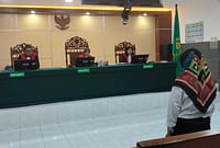 Yuli Purwati ibu rumah tangga warga Perumahan Griya Wiranata Indah, Desa Pekuncen, Kecamatan Wiradesa menerima vonis yang dijatuhkan oleh Majelis Hakim Pengadilan Pekalongan dua bulan lima belas hari setelah dinyatakan sah melakukan penganiayaan terhadap tetangganya sesua fakta persidangan, Rabu (3/6/26).