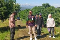 Kepala Dinsos Kabupaten Batang Wilopo saat meninjau lahan di Kecamatan Subah yang bakal dibangun Sekolah Rakyat, Jum'at (5/6/26). Foto : Istimewa
