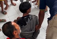 Pelaku pencurian sepeda motor di rumah kost wilayah Comal saat diamankan oleh warga, Senin (15/6/26). Foto : Istimewa