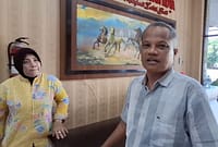 Akhwan suami dari Siti Fitriyah yang dipanggil kesaksiannya dalam dugaan  kasus korupsi yang menyeret mantan Bupati Pekalongan Fadia Arafiq diantar petugas lobi Mapolres Pekalongan Kota masuk ruang pemeriksaan, Rabu (17/6/26).