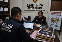Meski dikabarkan sudah tidak berada di rumah namun terlapor kyai S terduga pelaku kasus pencabulan terhadap beberapa santriwati di bawah umur yang mengaji di musala yang diasuhnya, polisi belum melakukan pemanggilan pemeriksaan, Kamis (18/6/26). Foto : Ilustrasi AI