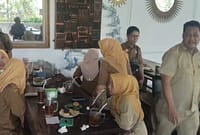 Sejumlah ASN yang ditengarai adalah sejumlah kepala Puskesmas dan jajarannya kepergok sedang melaksanakan pertemuan secara diam-diam pasca kasus dugaan korupsi dana BOK mencuat usai penetapan tersangka oleh Kejari Batang, Selasa (23/6/26). Foto : Istimewa