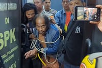 Pelaku penusukan, Sapari (62) digelandang menuju Polres Pekalongan setelah sebelumnya diamankan di Polsek Wiradesa, Rabu (24/6/26).