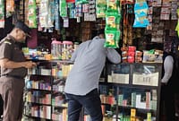Petugas gabungan merazia sejumlah warung penjual rokok ilegal di Kabupaten Batang, Kamis (25/6/26). Foto : Istimewa