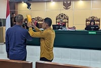 Saksi meringankan yang dihadirkan terdakwa Dwi Hendratno alias Duwel disumpah dalam sidang lanjutan kasus dugaan penculikan dan penganiayaan pedagang martabak saat Pilkada Kabupaten Pekalongan 2024 yang berlangsung di PN Pekalongan, Rabu (24/6/26).