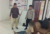 Pria ODGJ yang sempat meresahkan warga dan pengguna jalan di wilayah Wonopringgo akhirnya diamankan polisi, Kamis (25/6/26). Foto : Istimewa