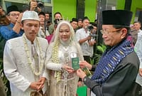 Menteri Agama Nazaruddin Umar secara simbolis menyerahkan buku nikah dan dokumen kependudukan kepada pasangan nikah massal di acara peluncuran program nasional nikah dibiayai negara yang berlangsung di Kantor Kemenag Kabupaten Pemalang, Jumat (26/6/2026).