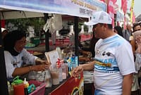 Kapolres Pemalang AKBP Rendy Setia Permana mencicipi jajanan pasar yang dijual salah satu stan di Bhayangkara Expo, Sabtu (27/6/26). Foto : Istimewa