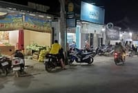 Salah satu sudut Jalan Yos Sudarso di Kecamatan Wonokerto bersih dari pungutan parkir meski kawasan tersebut ramai kendaraan, Sabtu (27/6/26).