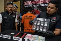 Penggerebekan kamar kos membuka jalan polisi terhadap dugaan peredaran narkoba di Pekalongan, Minggu (28/6/26). Foto : Ilustrasi AI