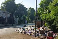 Tumpukan sampah dekat alun-alun Kabupaten Batang dikeluhkan dan viral di media sosial, Selasa (30/6/26). Foto : Istimewa