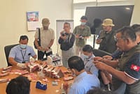 Petugas Bank Indonesia Tegal sedang menghitung sekaligus memilah uang kertas milik warga Kabupaten Batang yang lengket akibat terendam rob saat penukaran, Kamis (2/7/26). Foto : Istimewa