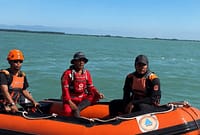Tim SAR gabungan masih menyisir perairan muara Asemdoyong untuk mencari keberadaan Toto Sutrisno, nelayan setempat yang hilang sejak empat hari lalu, Jumat (3/7/26). Foto : Istimewa