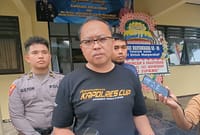 Kapolres Pekalongan AKBP Rachmat C Yusuf saat memberikan keterangan kepada wartawan terkait hasil sementara dugaan kasus pembunuhan di Desa Kebonsari, Kecamatan Karangdadap, Minggu (5/7/26).