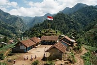 Pemandangan SD Negeri dengan lokasi berjauhan tetap akan dipertahankan untuk menjaga akses pendidikan anak di pelosok Kabupaten Batang, Kamis (9/7/26). Foto : Ilustrasi AI