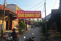 Sepanduk kecaman dan ancaman bermunculan di sejumlah titik di Desa Purwoharjo, Comal, Pemalang, Kamis (9/7/26).