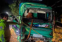 Petugas memperlihatkan truk yang mengalami kecelakaan di jalur lingkar Gringsing, Sabtu (11/7/26) malam. Foto : Istimewa