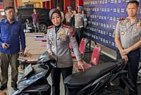 Kapolres Batang AKBP Veronica memperlihatkan barang bukti kendaraan usai pers rilis di Mapolres, Senin (13/7/26).