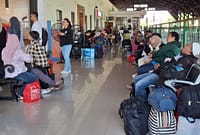 Suasana Stasiun Pekalongan yang dipenuhi penumpang yang menunggu keberangkatan kereta api, Senin (13/7/26).