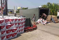 Truk boks muatan bir terguling di jalur Pantura Ulujami sejak subuh dengan ribuan botol minuman beralkohol tersebut berhamburan di lokasi kejadian,  Selasa (14/7/26) pagi. Foto : Istimewa