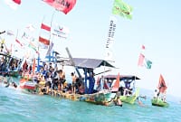 Prosesi sedekah laut nelayan Kedungsegog dengan melarung sesaji di laut Jawa, Selasa (14/7/26). Foto : Istimewa
