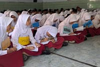 Ratusan peserta didik baru mengikuti MPLS yang menghadirkan beberapa wartawan sebagai pemateri dalam Jurnalis Mengajar dari program PWI Goes to School, Selasa (14/7/26).