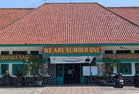 Dari gagal masuk SPG, mengajar enam mata pelajaran, menghadapi era zonasi hingga kecerdasan buatan, Anastasia Herwiningsih tetap percaya tugas guru tak pernah berubah: membentuk karakter anak. Foto : Gedung SMPN 1 Pekalongan