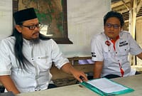 Juru bicara Kantor Hukum BAP Pekalongan, Ahmad Yusuf (kiri) memberikan keterangan pers, Selasa (14/7/26).