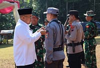 Bupati Batang M Faiz Kurniawan menyematkan pita merah di lengan sebagai tanda TMMD Sengkuyung mulai dilaksanakan, Rabu (15/7/26). Foto : Istimewa