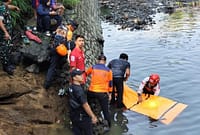 Setelah dilakukan pencarian selama dua hari, dua bocah yang dilaporkan hilang dan tenggelam di saluran irigasi akhirmya ditemukan tim gabungan dalam keadaan meninggal dunia, Kamis (16/7/26). Foto : Istimewa