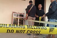 Salah satu lokasi peristiwa penusukan brutal antar teman pemabuk di depan rumah warga Kelurahan Kuripan Kertoharjo digaris polisi oleh petugas, Jumat (17/7/26).